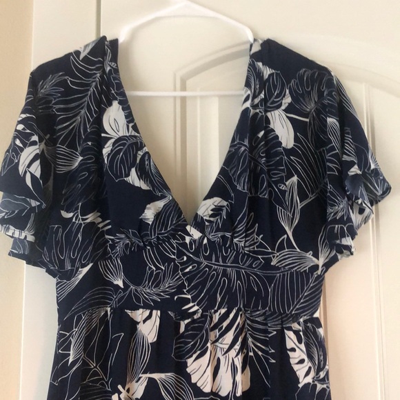 Medium Lulus Dress. - Picture 4 of 5